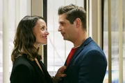 Deniz (Igor Dolgatschew) ist froh, als Jenny (Kaja Schmidt-Tychsen) auf seinen Wunsch nach Versöhnung eingeht. Doch es fällt ihm sehr schwer, ein so großes Geheimnis vor ihr zu haben...
