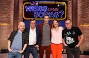Moderator Kai Pflaume (M.) und seine Rateteam-Kapitäne Bernhard Hoëcker (l.) und Elton (r.) begrüßen in dieser Sendung den Sportjournalist und Kommentator Béla Réthy (2.v.l.) und die Fernsehmoderatorin Katrin Müller-Hohenstein (2.v.r.).