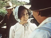 Die Galender-Br&uuml;der Sam (Geoffrey Lewis, l.) und George (Roy Jenson, r.) bel&auml;stigen Caroline Ingalls (Karen Grassle, M.).