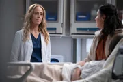 Grey's Anatomy Staffel 21 Folge 18 Mit ihrer Weisheit am Ende: Kim Raver als Dr. Teddy Altman, Jacqueline Mazarella als Sarah