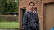 Dirk Wegener (Marek Harloff) ist sich nicht sicher. Werden seine Frau und er beobachtet?