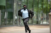 Der Juwelendieb flüchtet im rasanten Sprint. Der Juwelendieb flüchtet im rasanten Sprint.