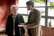 Dupin (Pasquale Aleardi, rechts) vermutet, dass Maxime (Michael Hanemann) etwas über die geheimnisvolle Unbekannte weiß.