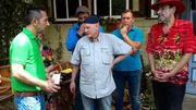 Die Trödelexperten Mauro Corradino (li.), Sükrü Pehlivan (2.v.li.) und Otto Schulte (2.v.re.) versuchen gemeinsam mit Detlef (re.) das Omnichord an den Mann zu bringen.