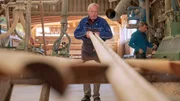 Stephan Jäger bei der Kontrolle der Leiternholme