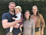 Carolin (2.v.r) und Gregor Breidenbach (l.) haben in Bergisch Gladbach ein Haus gekauft, das ideal ist für die junge Familie. Nur eines stört die beiden: Das Nachbarhaus grenzt direkt an ihr Grundstück, so dass sich die Familie im Wohnzimmer und auf der Terrasse immer beobachtet fühlt. Eva Brenner (r.) bittet die Gartenprofis René Pütz und Dennis Thiele Konzepte für mehr Privatsphäre zu entwickeln.