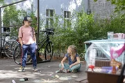 Miray und Lina machen gemeinsam ab: Wenn Miray Amadeus anfassen darf, dann darf Lina in Mirays Stelzenhaus. Aber wird Miray sich daran halten?