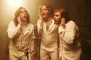 Das Geheimnis rund um die hohe Stimmlage der Bee Gees (Alexander Schubert, Holger Stockhaus und Carsten Strauch) wird endlich gelüftet.