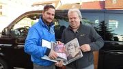 Von links: Trödel-Experte Andreas Bierschock und Dirk.