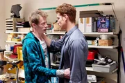 Maik (Daniel Donskoy, r.) ist froh darüber, dass sein Bruder Kevin (Vincent Krüger) nicht mehr in den Fängen des Verbrechers Jurek ist.