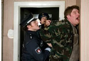 MDR Fernsehen DER DICKE III. STAFFEL FOLGE 37, "Nur mit Gewalt", am Samstag um 10:40 Uhr. Nur mit Gewalt: Gerd Wohlers (Josef Heynert, l.) und sein Kollege (Martin Brücker, im HG) bei der Festnahme von Rainer Pätsch (Marc Zwinz, r.).