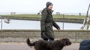 Karin Lossow (Katrin Sass) beim morgendlichen Spaziergang mit Hund Lucky.