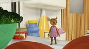 Das ist ja das reinste Schlaraffenland hier! Naya inspiziert ein Fach im Kühlschrank, aber das gesuchte Eis ist nirgends zu finden.