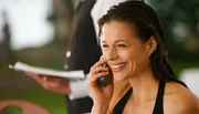 Lisa (Suzan Anbeh) hat es geschafft: Sie ist einmal quer durch den See geschwommen und telefoniert nun mit ihrer Mutter, die sie vom anderen Ufer abholen soll. Weiteres Bildmaterial finden Sie unter www.br-foto.de.