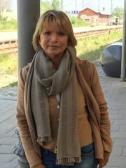 Uschi Glas am Banhof iher Heimatstadt Landau an der Isar.