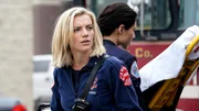 Chicago Fire Staffel 9 Folge 15 Warten auf ihren Einsatz: Kara Killmer als Sylvie Brett, Hanako Greensmitha als Violet Mikami