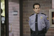 Ein von Monk (Tony Shalhoub) wohlgehüteter Besitz wird aus dem Bankschließfach gestohlen. In Uniform getarnt setzt Monk alles daran, die Hintermänner des Bankraubs zu entlarven und sein Erinnerungsstück wieder zu bekommen...