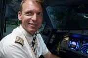 Kapitän Philipp im Cockpit.