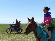 Erdene wird von ihrem Vater und ihrem Bruder auf dem Motorrad begleitet.