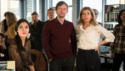 Das Redaktionsteam des Puls-Magazins: Emel Yilmaz (Pegah Ferydoni, vorne l.), Hans Remscheid (Sebastian Rudolph, M) und Chefredakteurin Karin Berger (Anke Engelke).