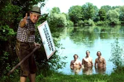 Schattenhofer ist fassungslos, als er Flori, Mike und Gregor beim Nacktbaden erwischt. Von links: Lorenz Schattenhofer (Werner Rom), Florian Brunner (Tommy Schwimmer), Mike Preissinger (Harry Blank) und Gregor Brunner (Holger M. Wilhelm).