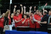 Das Lansinger Team feiert bei den "Lansinglympics". Von links: Trixi Preissinger (Doreen Dietel), Florian Brunner (Tommy Schwimmer), Rosi Brunner (Brigitte Walbrun), Hubert Kirchleitner (Bernhard Ulrich), Roland Bamberger (Horst Kummeth) und Pfarrer Kurz (Hans Stadlbauer).