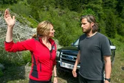 Katharina (Luise Bähr, l.) macht Markus (Sebastian Ströbel, r.) Vorwürfe, weil er ihr verschwiegen hat, dass Tobias’ Rucksack in der Gerölllawine gefunden wurde und er wahrscheinlich tot ist.