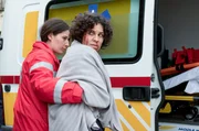Das ist gerade noch gutgegangen: Kommissarin Stascha Novak (Jasmin Gerat, re.) wird medizinisch versorgt.