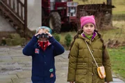 Felix (Piet Eckert) und Samina (Sarah Bendjelba) halten nach Vögeln Ausschau.