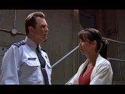 Dr. Lam (Lexa Doig, re.) hat keine guten Nachrichten für General Landry (Beau Bridges, li.). Immer mehr Menschen infizieren sich mit dem mysteriösen Virus...