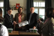 Die Überraschung ist groß, als plötzlich drei Beamer für den Filmnachmittag der Senioren zur Verfügung stehen. Von links: Lorenz Schattenhofer (Werner Rom), Sebastian Wildner (Herbert Ulrich) und Pfarrer Kurz (Hans Stadlbauer).