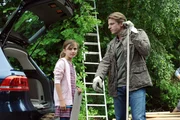 Sebastian will Valentina beweisen, dass er ein richtiger Mann ist und ihr ein Haus bauen kann. Von links: Valentina Götz (Lilly Reulein) und Sebastian Wildner (Herbert Ulrich).