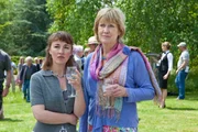 Angela Lawrence (Dorothy Atkinson, l.) und Maureen Stubbs (Joan Blackham, r.).
