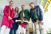 Hubert und Girwidz versuchen zusammen mit Barbara, dem Hund von Astrid Schilling den Knochen wegzunehmen.