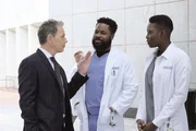 "Atlanta Medical", "Herz über Kopf." Minas Freundin Adaku ist an einer besonders aggressiven Form von Brustkrebs erkrankt. Hilfesuchend wendet sich Mina an ihre Mutter, der renommierten Chirurgin Dr. Josephine Okeke, mit der sie schon seit Jahren ein angespanntes Verhältnis hat. Die bei 'Quo Vadis' gekaufte Herzklappe wird dem kleinen Henry zum Verhängnis. Alle drei Minuten setzt bei ihm das Herz aus. Conrad und sein Team versuchen, die Herzklappe umzuprogrammieren. Endlich wird Dr. Bell die Tragweite seiner Geschäfte mit 'Quo Vadis' bewusst.Im Bild (v.li.): Bruce Greenwood (Dr. Randolph Bell), Malcolm-Jamal Warner (Dr. AJ Austin), Shaunette Renée Wilson (Dr. Mina Okafor).