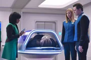 (v.l.n.r.) Dr. Claire Finn (Penny Johnson Jerald); Lieutenant Commander John LaMarr (J. Lee); Commander Kelly Grayson (Adrianne Palicki); Captain Ed Mercer (Seth MacFarlane)