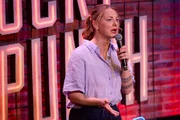 Wahl-Berlinerin Kristina Bogansky bringt als Comedienne die weibliche Sicht auf die unterschiedlichen Themen in die Runde und Lokalmatador.