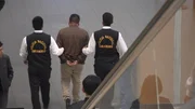 Jeden Tag k&auml;mpfen die Polizeibeamten am Flughafen in Peru gegen den Drogenhandel und andere Verbrechen. Sie finden Kokain in Taschen, Schuhen, Deosprays und anderen Verstecken bei den Passagieren. Die Dokumentation begleitet die Arbeit am Flughafen und ihre Herausforderungen hautnah.