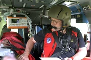 Im Rettungshubschrauber Christoph 22: Notarzt Dr. Björn Hossfeld überwacht den Zustand einer Patientin während des Transports in die Klinik.