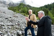 Obwohl sein Sohn Tobias immer noch vermisst wird, macht sich Peter Herbrechter (Michael König, l.) zusammen mit Franz Marthaler (Heinz Marecek, r.) auf den Weg zum Binder-Hof, um ein Geschäft abzuschließen. Sie ahnen nichts von der Bergrutsch-Gefahr, in die sie sich begeben.