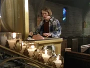 Adam (Eric Christian Olsen) kann es nicht glauben. Der Tote im Sarg sieht genauso aus wie der Mann, der ihn besucht hat... Adam (Eric Christian Olsen) kann es nicht glauben. Der Tote im Sarg sieht genauso aus wie der Mann, der ihn besucht hat...