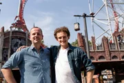 Julian und Achterbahnexperte Bernd im Holiday Park.