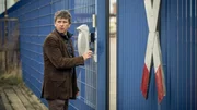 Dieter Wolf (Peter Schneider) bleibt nichts anderes übrig, als mit seinem Vater Manfred über die Gegensprechanlage am Tor des Werft-Geländes zu kommunizieren.