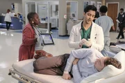 Stehen rechts: Dr. Devon Pravesh (Manish Dayal)