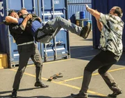 Bei den Ermittlungen in einem neuen Fall ger&auml;t Steve (Alex O'Loughlin, M.) selbst in Gefahr ...