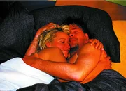 Rita (Gaby Köster) und Horst (Frank Vockroth) feiern Ritas Beförderung zur stellvertretenden Filialleiterin.