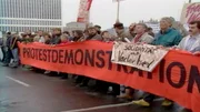 Das Jahr 1989 – die Mauer fällt, Berlin wird wieder eins! Vorher feiert West-Berlin die erste Love-Parade und wählt Walter Momper zum neuen Regierenden Bürgermeister. In Ost-Berlin protestieren die Menschen gegen das SED-Regime.