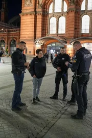 Dunja Hayali ist mit der Quattrostreife, bestehend aus Polizei, Bundespolizei, Ordnungsamt und DB, unterwegs.