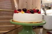 Pavlova ist eine Baisertorte mit einem Überzug aus Schlagsahne und einem Topping aus Früchten. Sie wurde nach einer russischen Ballerina benannt und ist ein ständiges Streitthema zwischen Australien und Neuseeland.