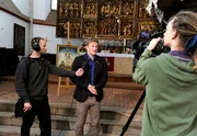 ARD ROTE ROSEN FOLGE 1546, am Mittwoch um 14:10 Uhr im ERSTEN. Sönke (Bo Hansen, M. mit Komparsen) erhält höchste Anerkennung für die Wiederbeschaffung des Gemäldes von der „Anbetung Jesu“.